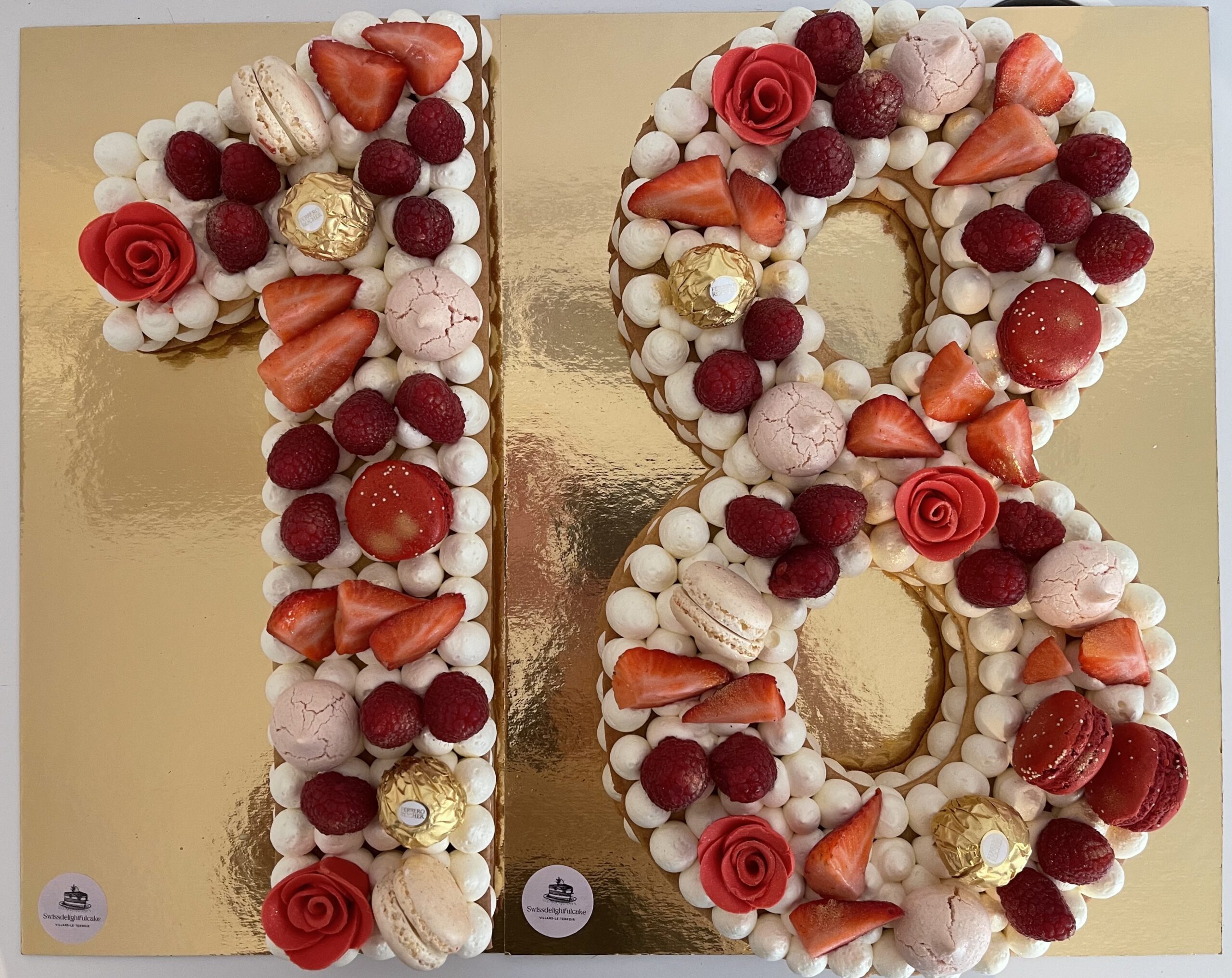Letter cake / number cake (chiffre ou lettre avec de la crème et des décorations)